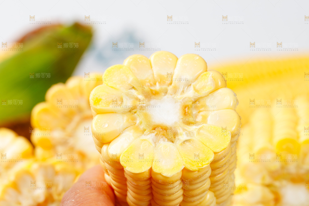 深底上放着黄玉米