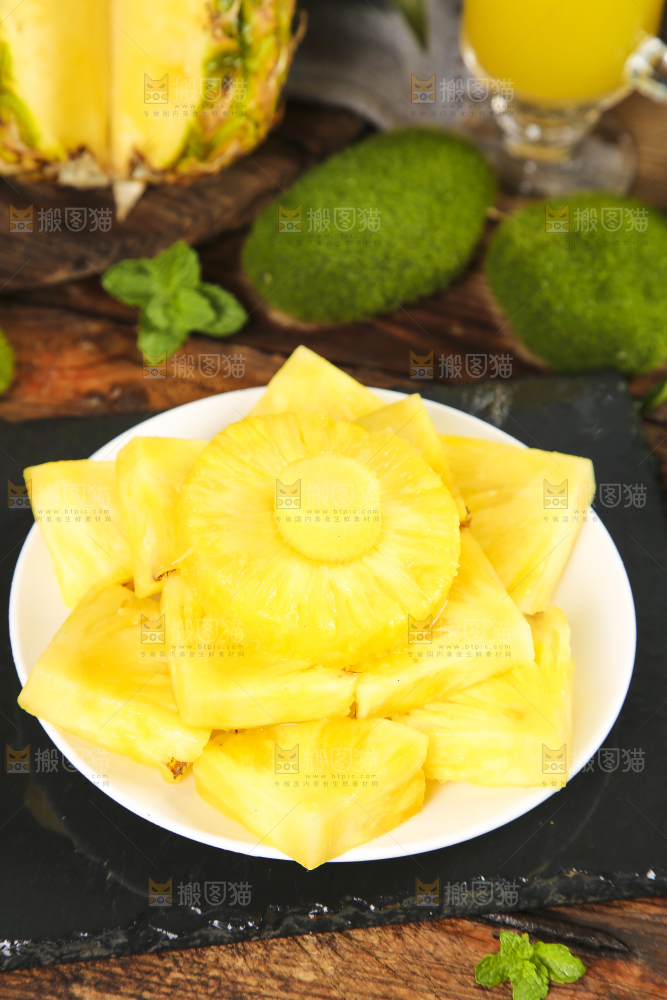 盘子里的金钻凤梨果肉