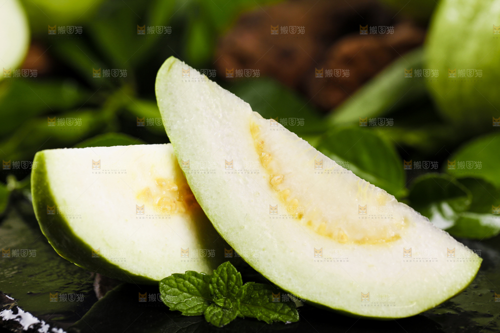 黑底上的芭乐切块