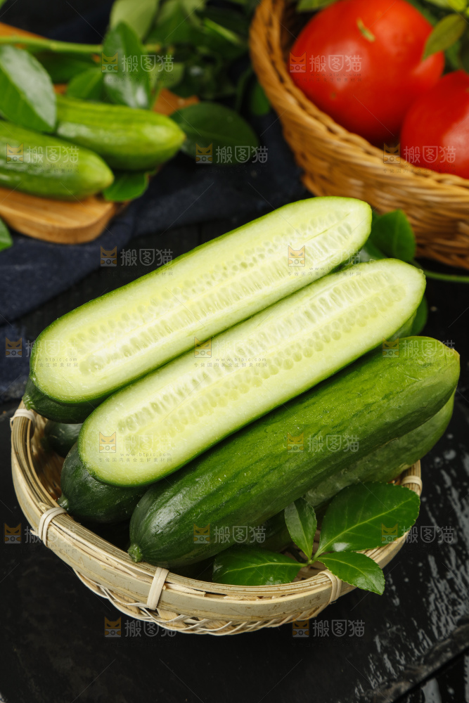 一筐新鲜的荷兰小青瓜放在黑底上