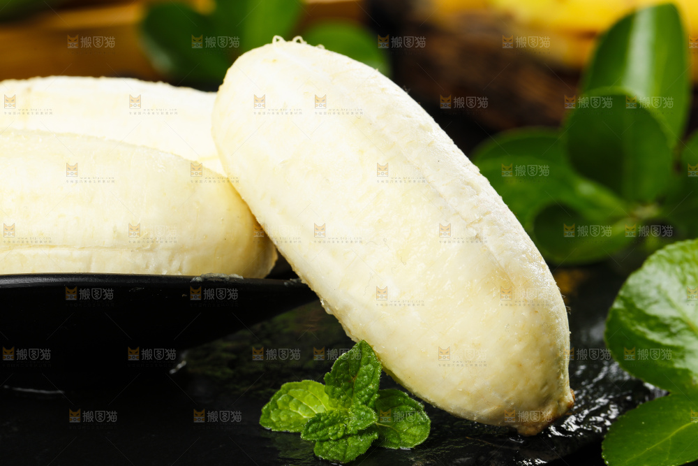 黑底上放着一盘苹果蕉果肉