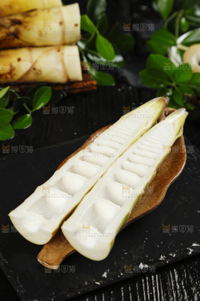 黑底上放着一盘切开的富阳春笋