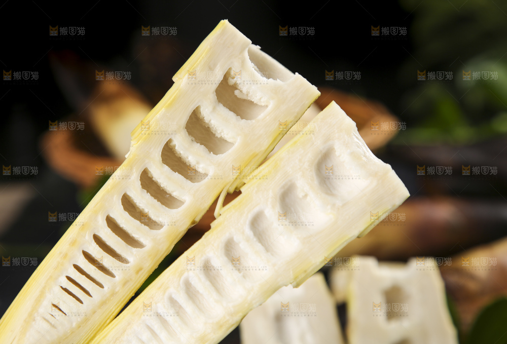 黑底上放着切开的临安春笋