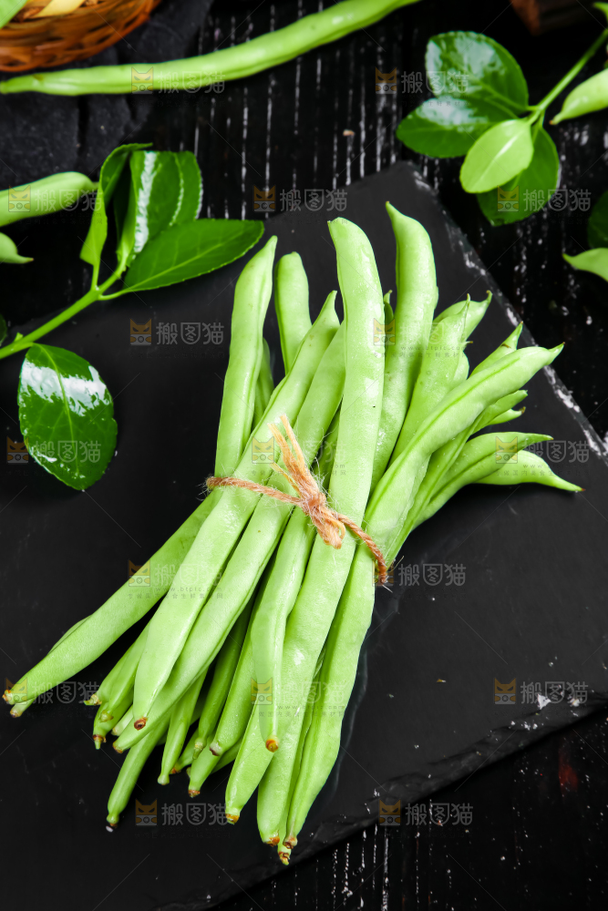 黑底上放着云南新鲜四季豆