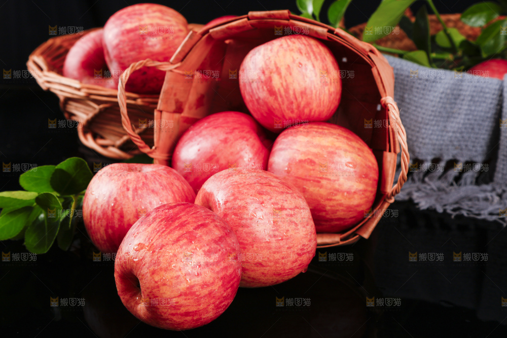 黑底上的烟台栖霞红富士苹果