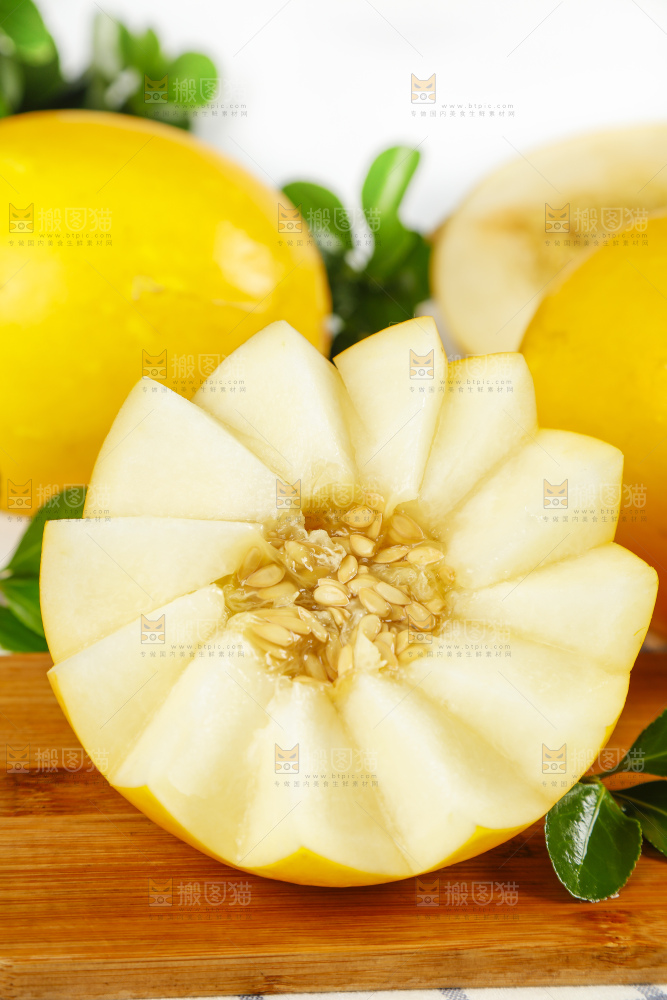 木板上放着切开的陕西黄河蜜瓜