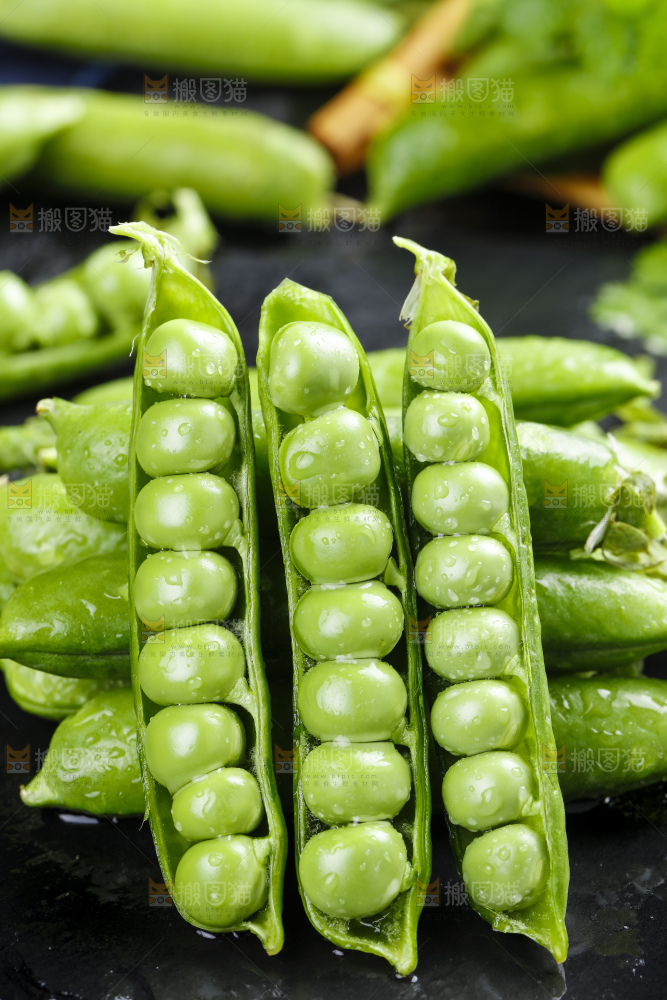 黑石板上堆放着甜豌豆
