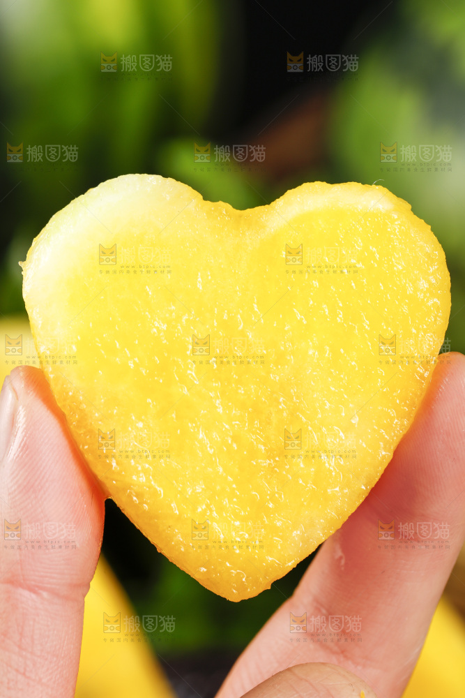 手拿着黄心西瓜果肉