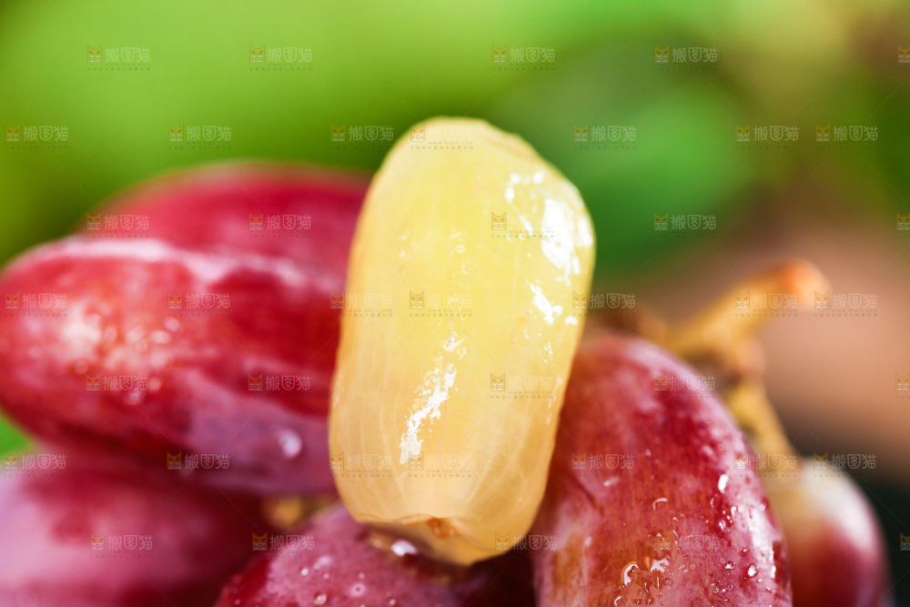 木垫上放着剥开的美人指葡萄果肉