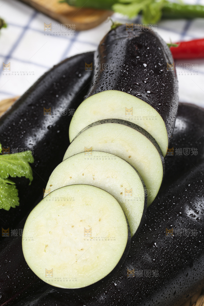 格子底上的新鲜长茄子