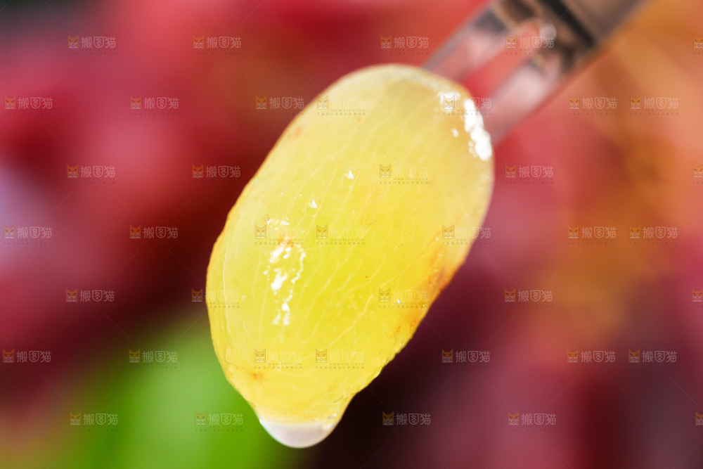 叉子插着美人指葡萄的果肉