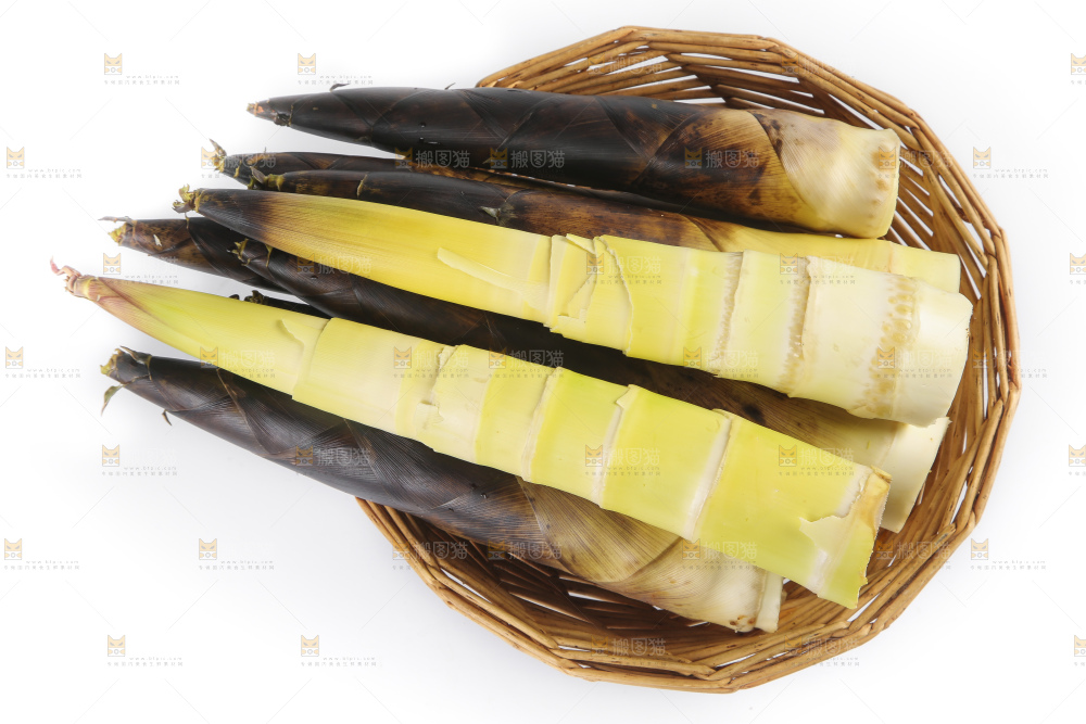白底上放着一筐新鲜春笋
