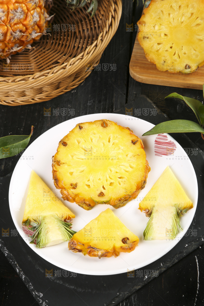 黑石板上放着一盘切开的徐闻菠萝