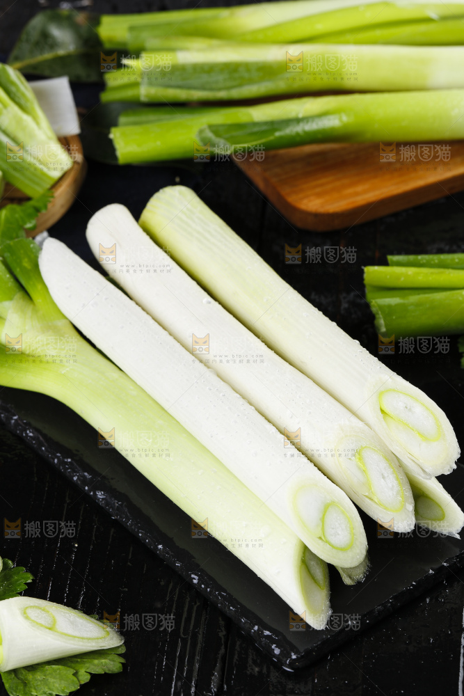 黑底上的新鲜大葱