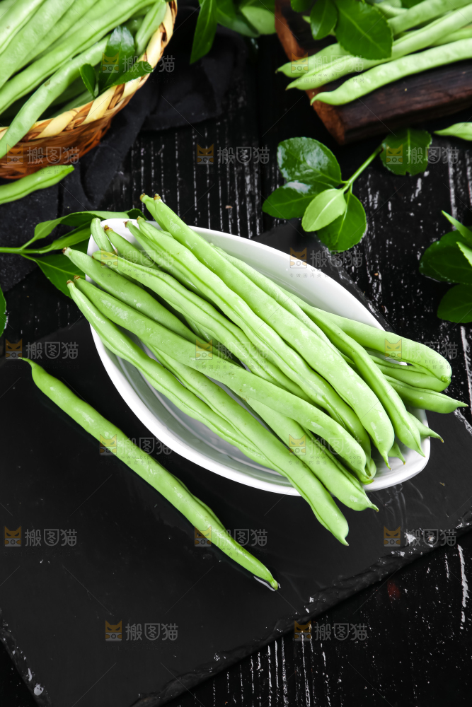 一盘陕西四季豆放在深底上