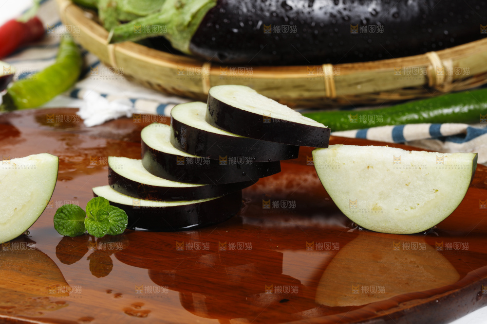 木底上的紫茄子