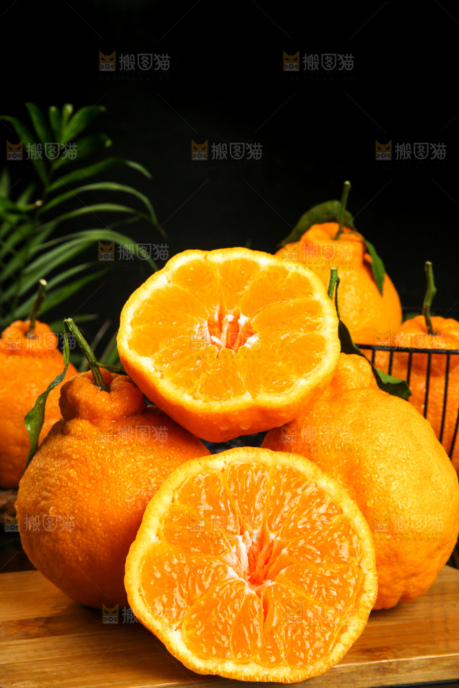 木板上放着新鲜的不知火丑橘