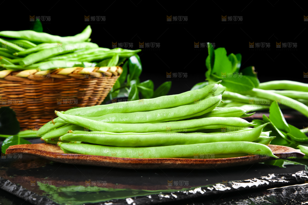 一盘陕西四季豆放在深底上