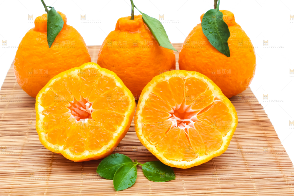 浅底上放着切开的新鲜柑橘