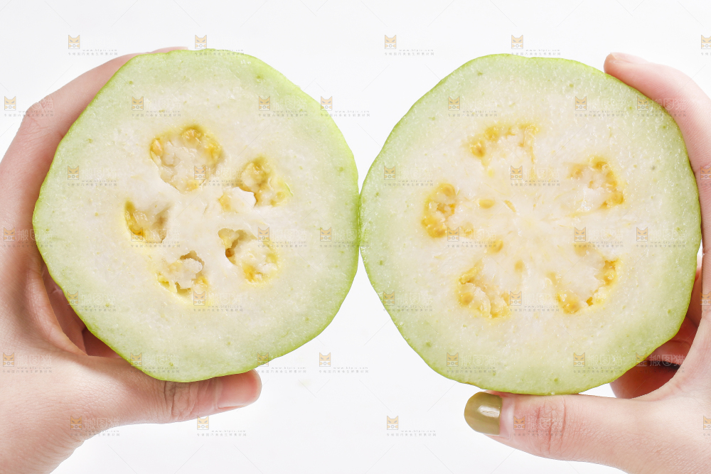 手里拿着白心芭乐