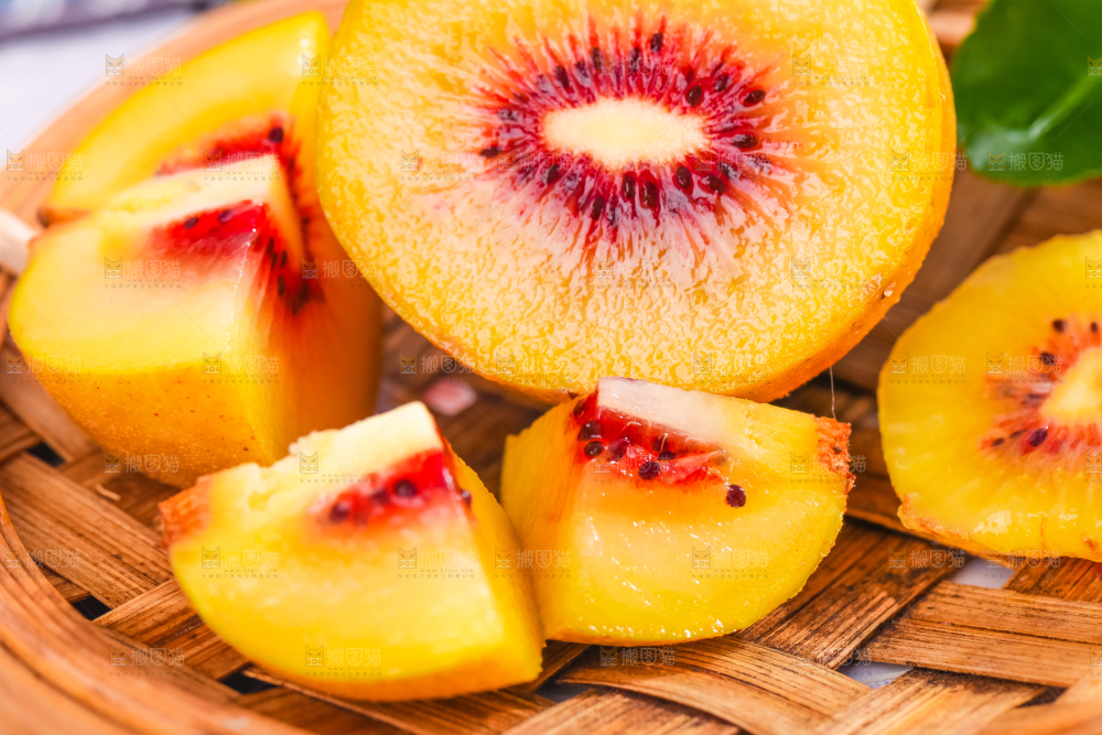 木碟里面放着切开的红心猕猴桃