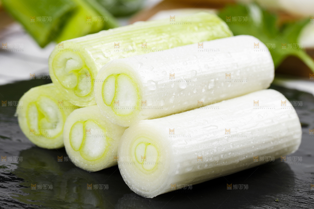 深底上放着毛葱