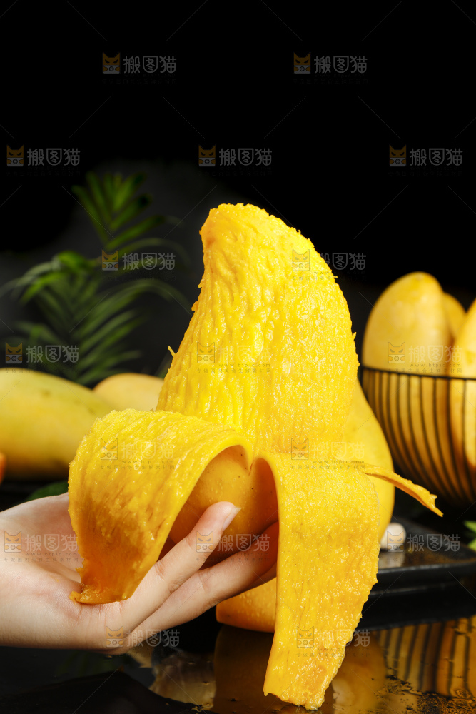 手拿剥皮的海南金煌芒