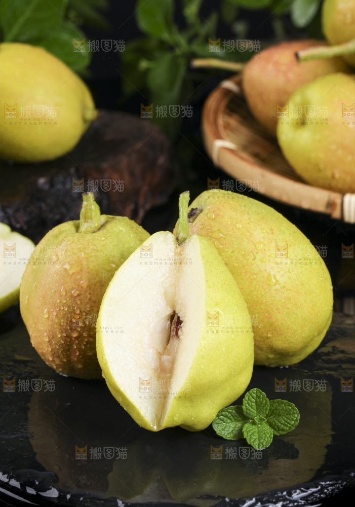 黑石板上放着切开的新疆库尔勒香梨