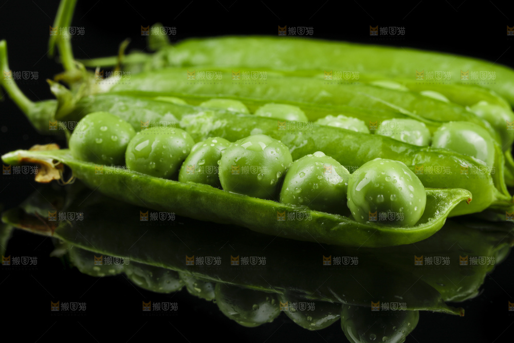 黑底上堆放着豌豆角