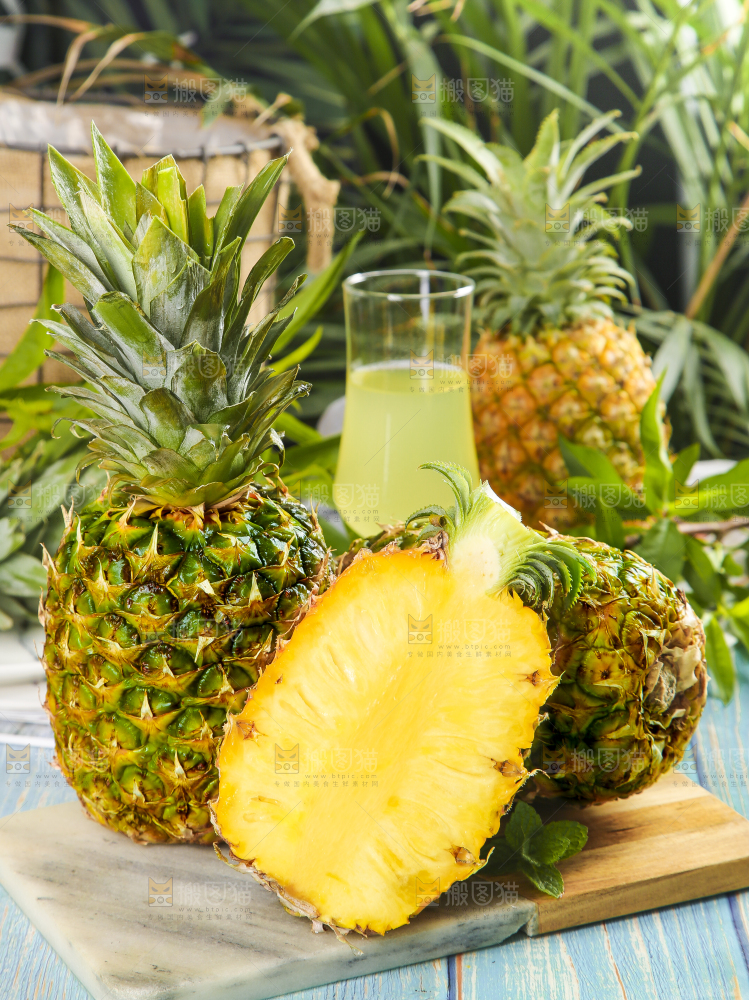 白石板上放着金钻凤梨