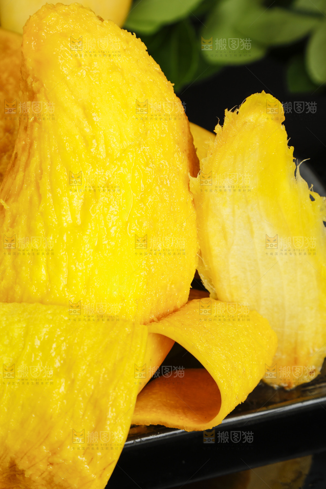 一盘剥皮的金煌芒放在黑石板上