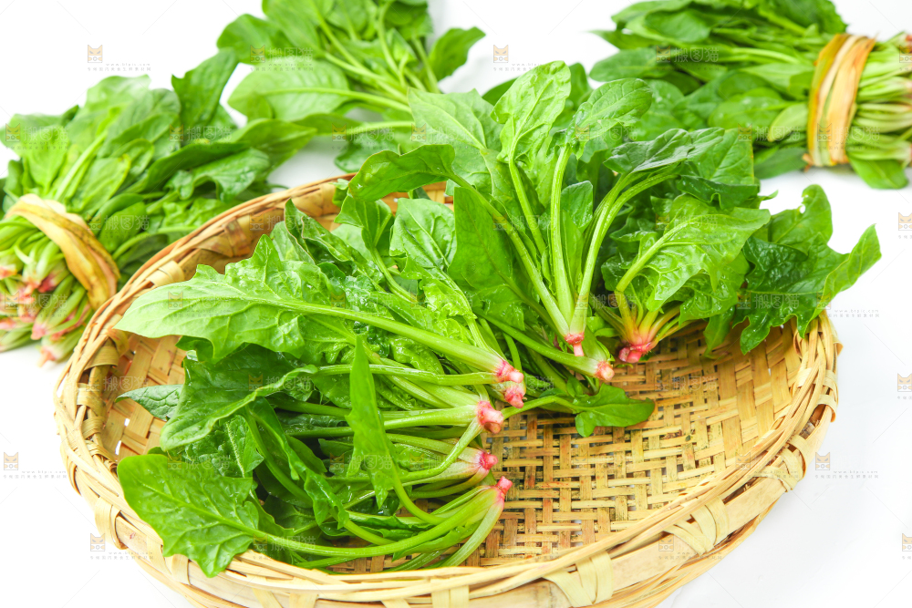 篮子里放着菠菜
