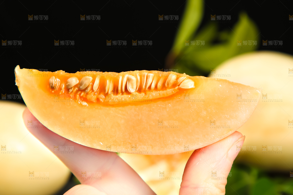 手拿切开的东方蜜一号