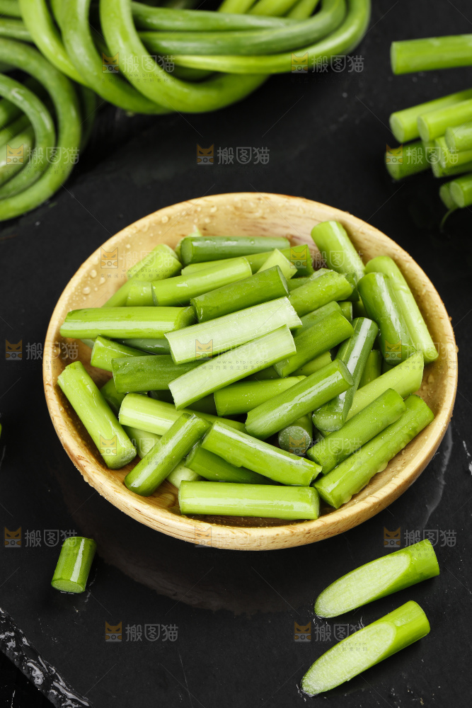 篮子里放着蒜苔