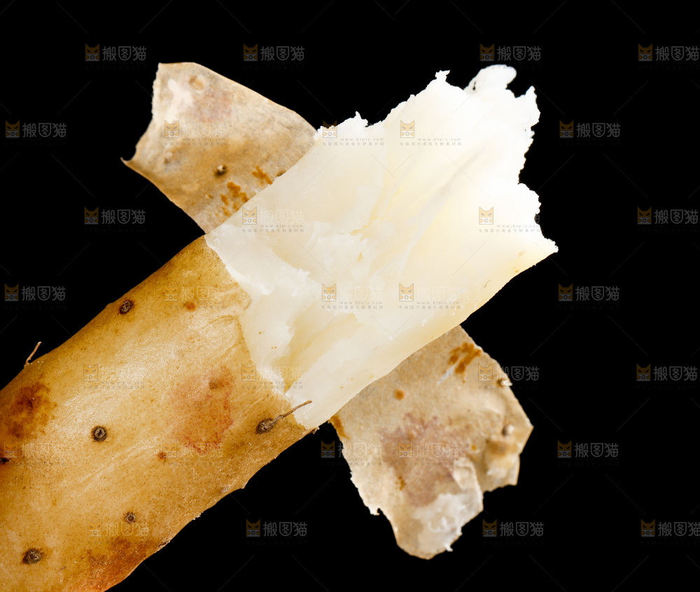黑石板上摆放着淮山药