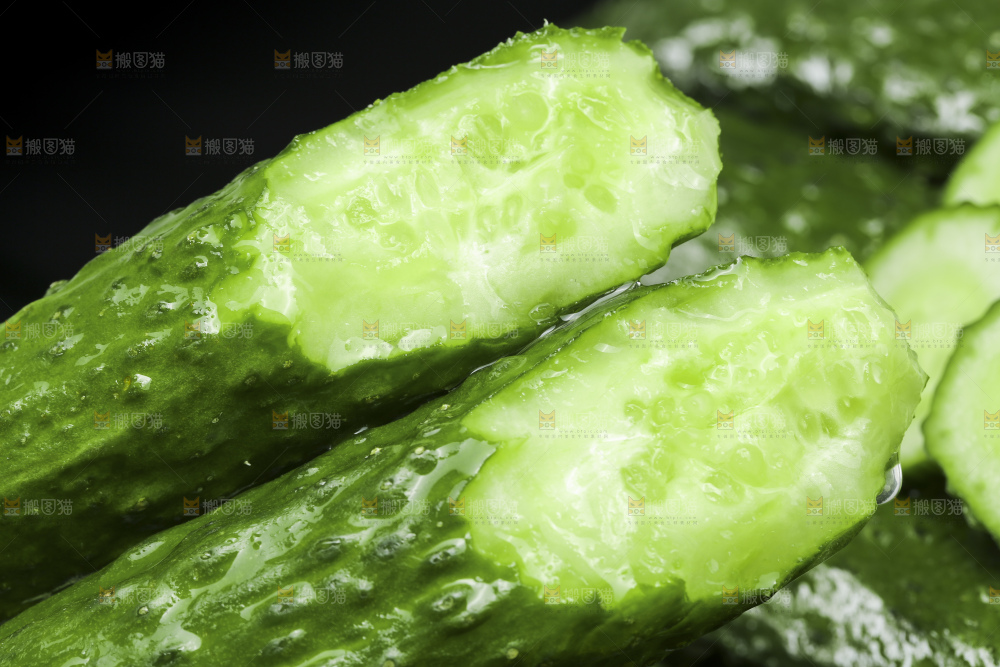 深底上放着切开的新鲜青黄瓜