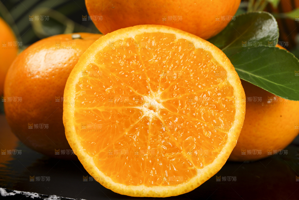 深底上放着切开的新鲜沃柑