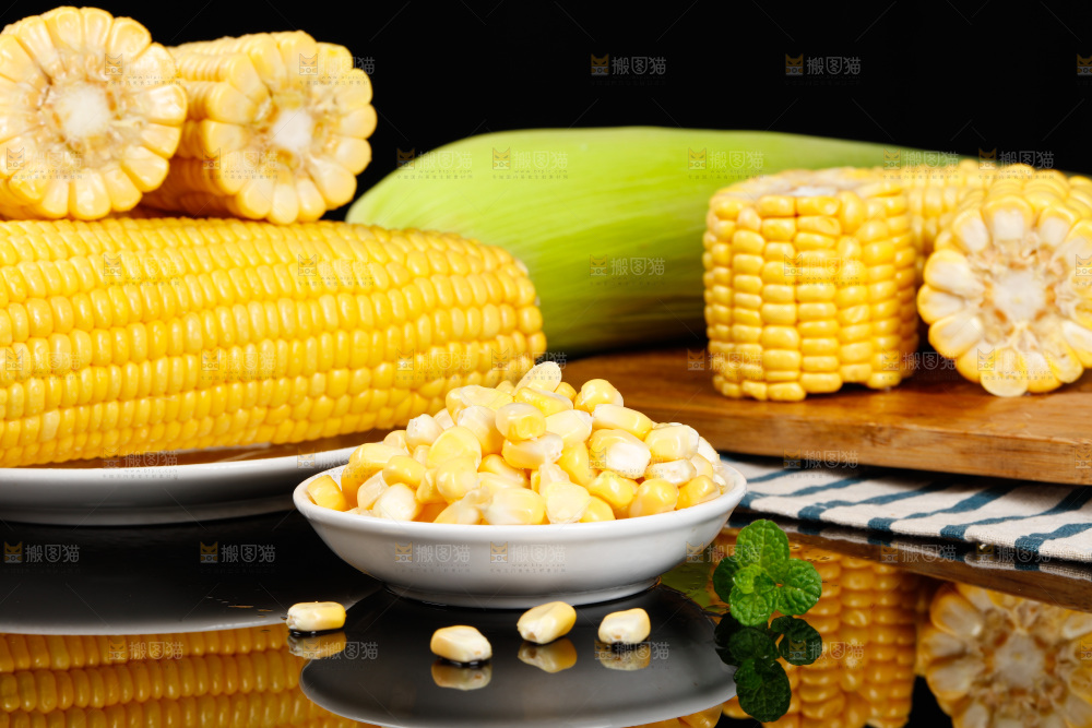 黑底上放着新鲜玉米