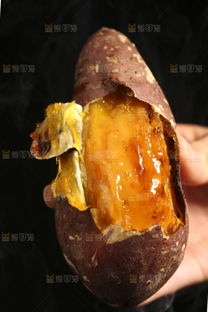 深底上摆放着烤蜜薯