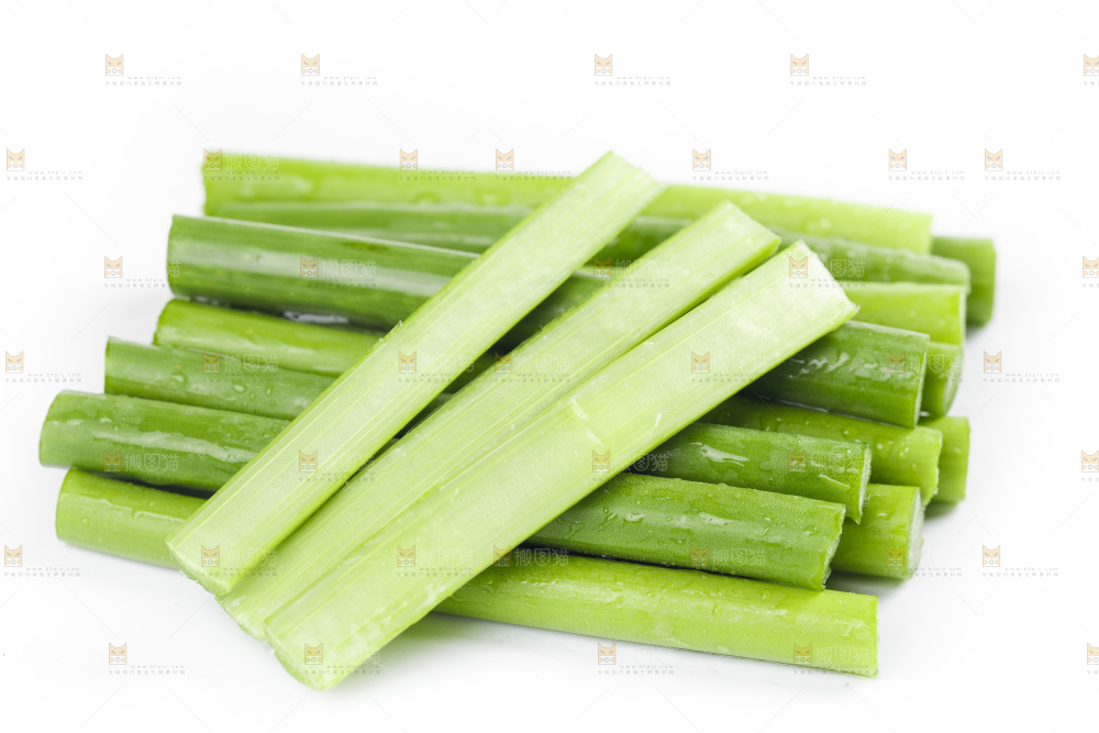 白底上摆放着嫩蒜苔