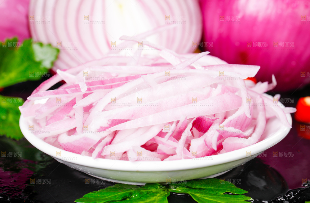 黑石板上的紫皮洋葱