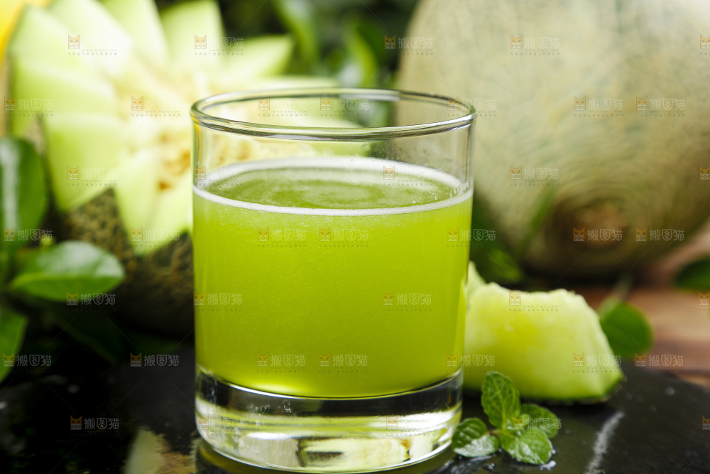 黑底上放着一杯果汁