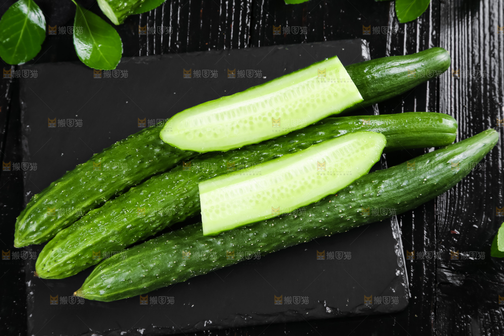黑底上放着切开的新鲜青瓜