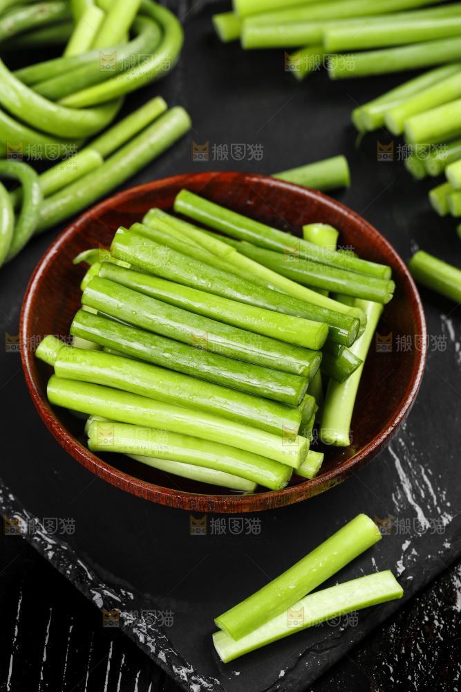 碟子里摆放着切好的蒜苔