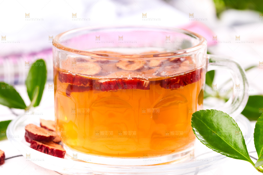 杯子里泡着新疆红枣片