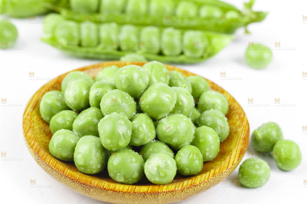 白底上堆放着豌豆