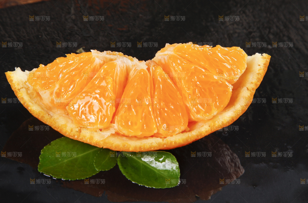 深底上放着新鲜丑八怪橘子