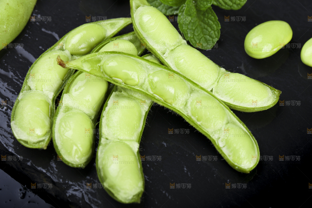 黑底上放着剥皮的云南毛豆