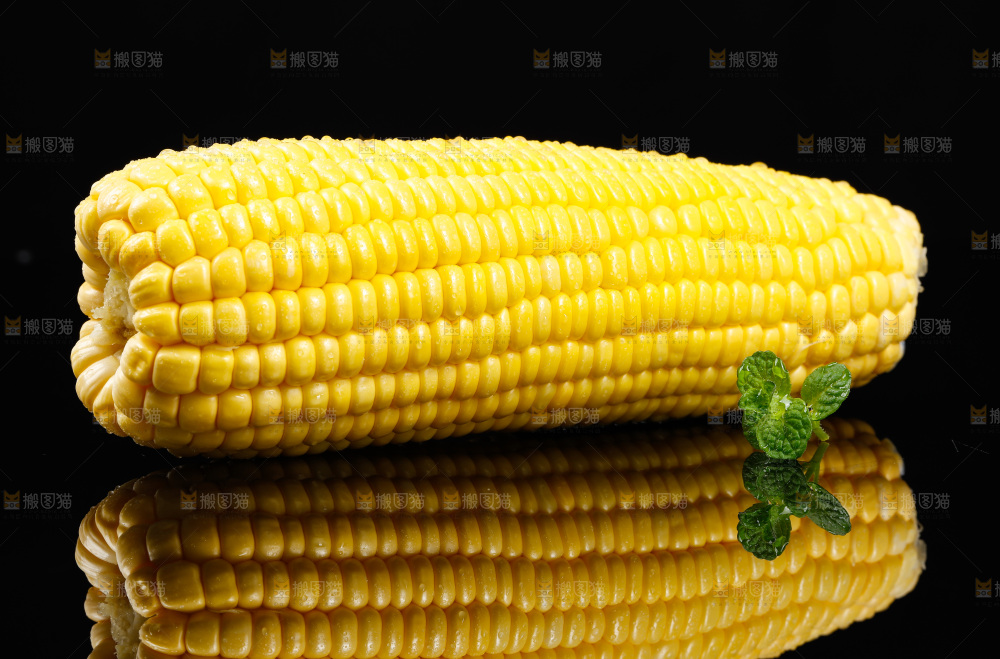 黑底上放着新鲜玉米