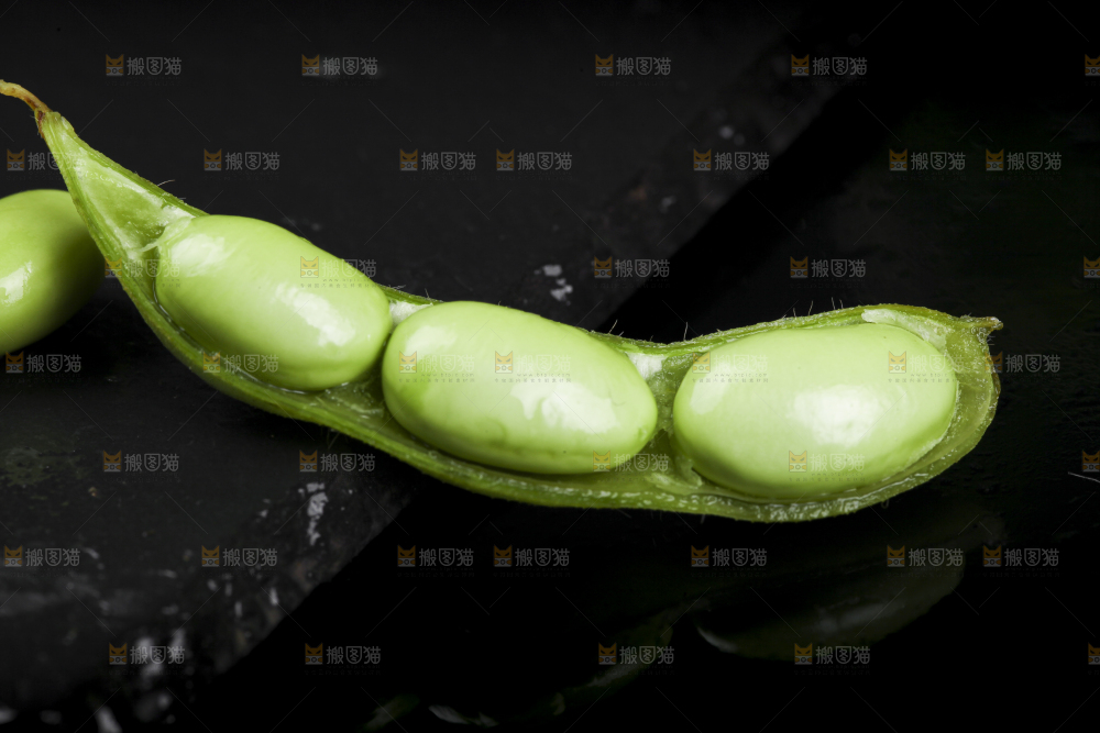 深底上放着云南毛豆